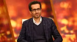 فیلم/بوسه ناگهانی دختر جوان روی صورت مهدی باقربیگی بازیگر «قصه‌های مجید» در آرایشگاه زنانه