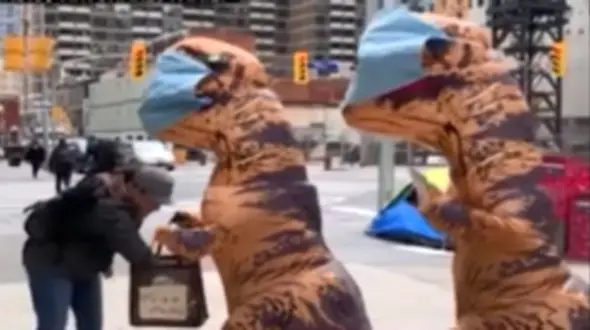 مادر و دختر کانادایی با پوشش دایناسور ماسک رایگان توزیع کردند