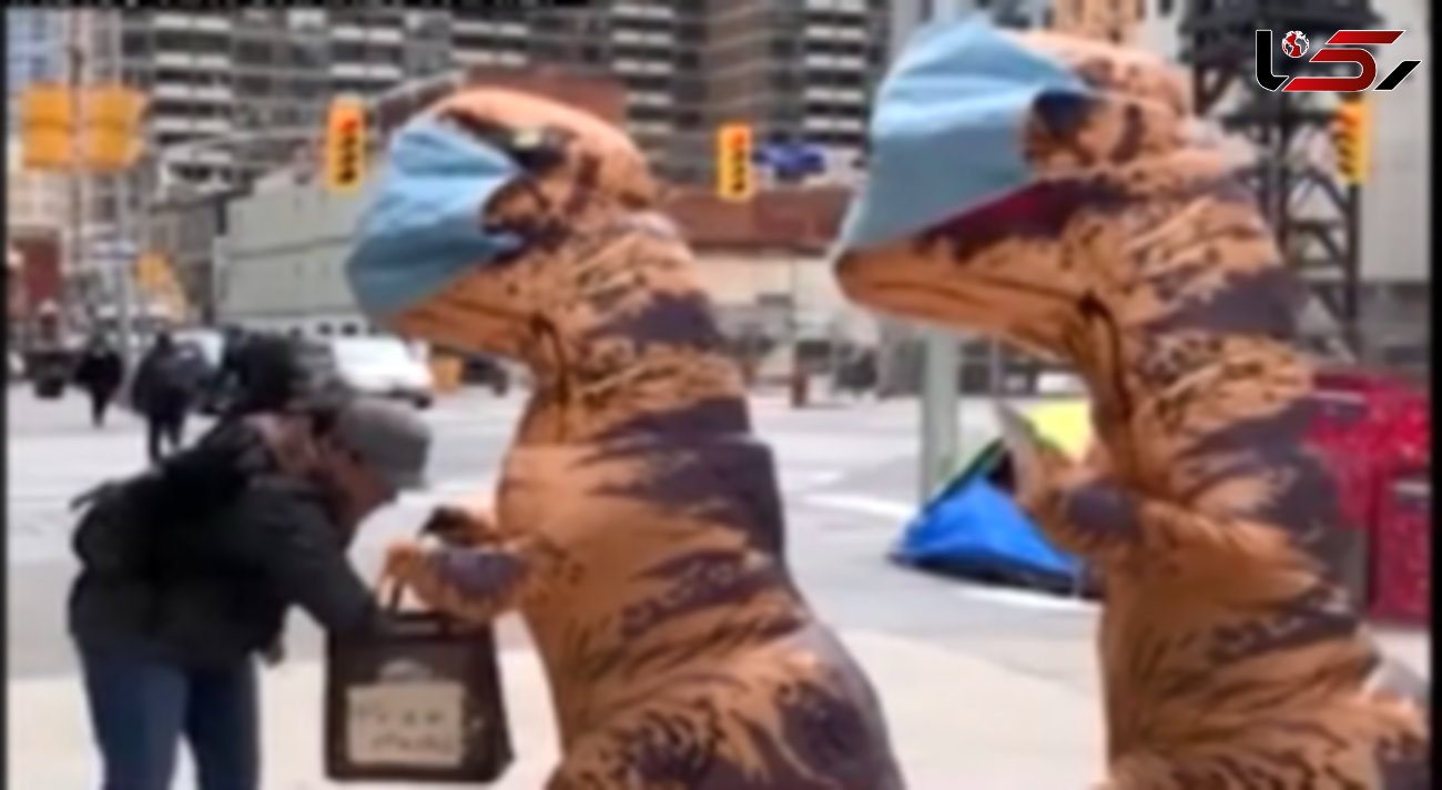 مادر و دختر کانادایی با پوشش دایناسور ماسک رایگان توزیع کردند