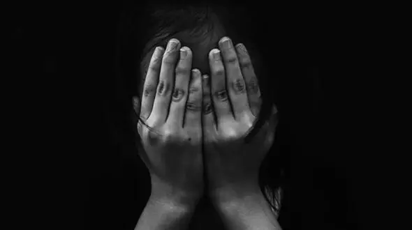وحشت یک زن از دیدن موجودی که آویزان بود + عکس
