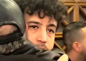 فیلم / بازیگرانی که با ارسال گل تسلیت و حضور در مراسم یادبود پدر مهرداد صدیقیان باعث دلگرمی او شدند/ گلاره عباسی، پردیس پورعابدینی، رفقای سریال جان سخت و پوست شیر، امیرمحمد زند و...