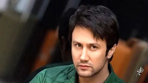 شاهرخ استخری؛ یه بار با دوستان رفته بودیم کنار دریا بجای روغن برنزه، روغن اکیلیل‌دار زدیم به خودمون تا یه هفته تو هتل میگفتن پری‌های دریایی.....