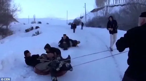  سرسره بازی پدربزرگ ها با لگن شستشو روی برف ها+فیلم