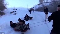  سرسره بازی پدربزرگ ها با لگن شستشو روی برف ها+فیلم