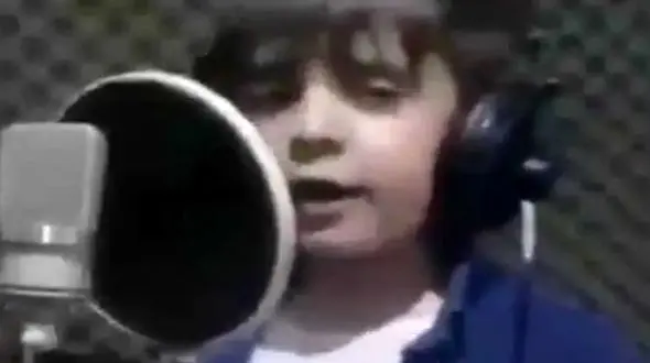 فیلم آوازخوانی باشکوه پسربچه بامزه / این پسربچه اشک همه را در آورد!