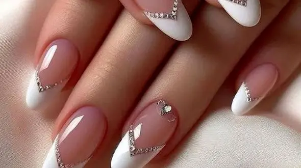 جدیدترین مدل‌ های فرنچ ناخن 2025 / ترکیب زیبایی و خلاقیت