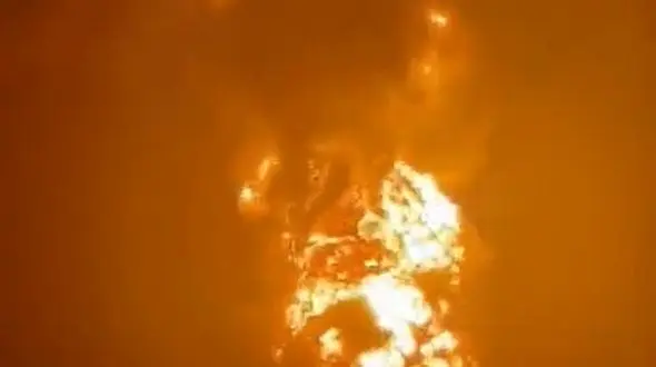 برخورد صاعقه به بزرگترین مخازن سوخت کوبا / وزیر نفت این کشور مجروح شد + فیلم