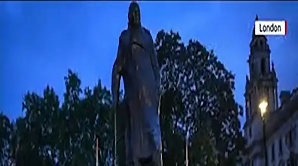فیلم مجسمه باندپیچی شده چرچیل در اعتراض به نژادپرستی / لندن