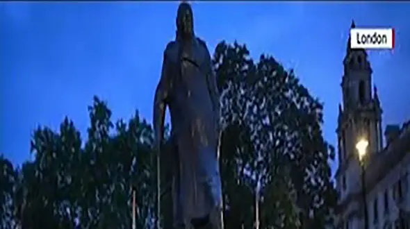 فیلم مجسمه باندپیچی شده چرچیل در اعتراض به نژادپرستی / لندن