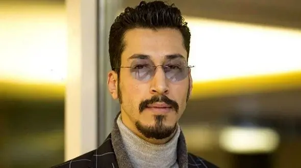 فیلم / بهرام افشاری: من عاشق یک دختر هستم .../  اونا دو تا خواهر دوقلو هستن که یکی از من خوشش میاد  ... اونا  باهم دیگه قهر هستن چون ... / بعدش ....