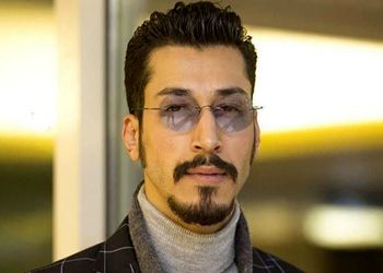 فیلم / بهرام افشاری: من عاشق یک دختر هستم .../  اونا دو تا خواهر دوقلو هستن که یکی از من خوشش میاد  ... اونا  باهم دیگه قهر هستن چون ... / بعدش ....