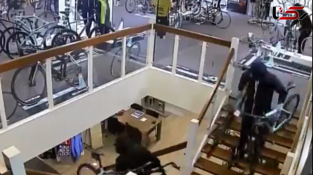مردان سیاه پوش صد هزار دلار دوچرخه از یک فروشگاه سرقت کردند+فیلم