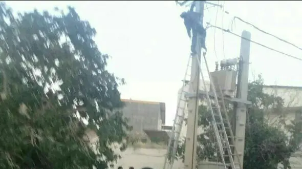 مرگ وحشتناک مامور اداره برق در قم + عکس  لحظه حادثه