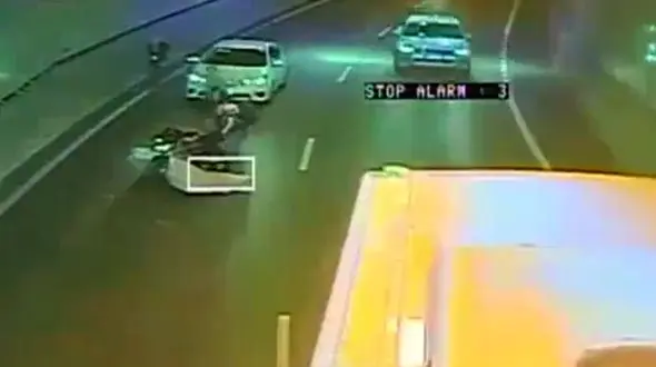 اتفاق عجیبی که در تونل برای یک موتور سوار افتاد + فیلم