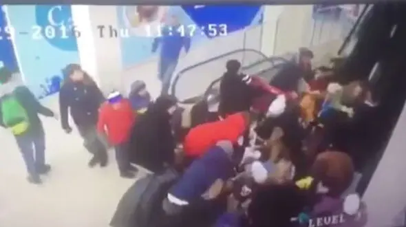 سقوط وحشتناک 44 دانش آموز از پله برقی سینما +فیلم