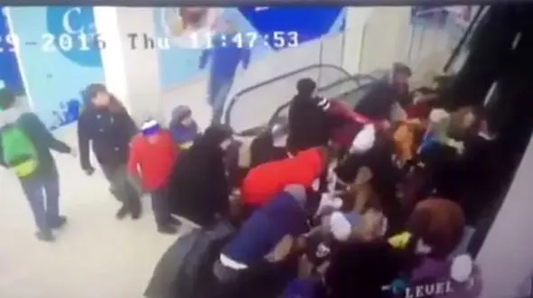 سقوط وحشتناک 44 دانش آموز از پله برقی سینما +فیلم