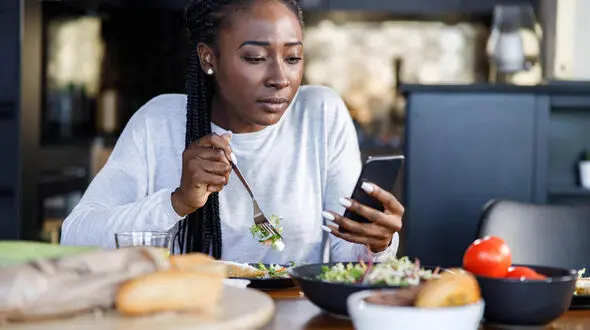 چک کردن موبایل سر سفره چه بلایی سر عادت‌ های غذایی ما می‌آورد؟ 
