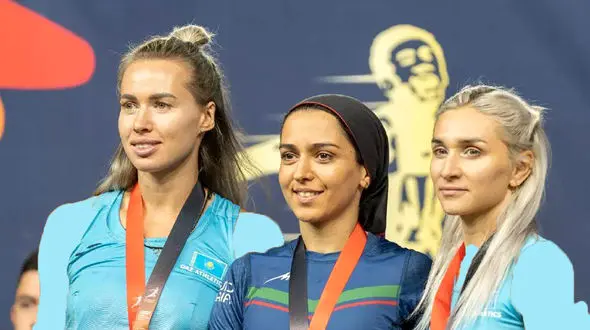 آغوش خبرساز فرزانه فصیحی بعد از رکوردشکنی 