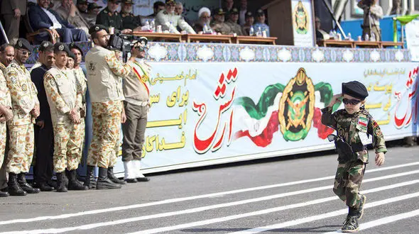 پسر بچه ای در رژه نیروهای مسلح توجه همگان را به خود جلب کرد+عکس