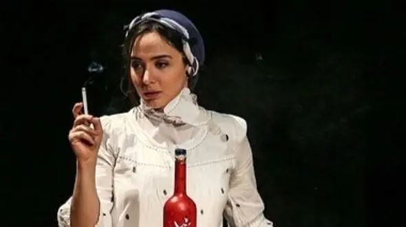 فیلم /  المیرا دهقانی : پدرم برای اولین بار وقتی سیگار کشیدنم رو دید .../  همین که سیگار رو از پاکت درآوردم..../ به چشاش نگاه کردم اصلا یادم نبود