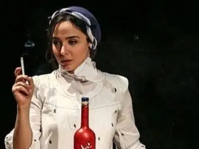 فیلم /  المیرا دهقانی : پدرم برای اولین بار وقتی سیگار کشیدنم رو دید .../  همین که سیگار رو از پاکت درآوردم..../ به چشاش نگاه کردم اصلا یادم نبود