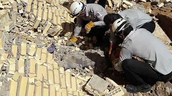 نجات معجزه آسای مرد جوان از عمق چاه / دیوار روی سرش ریخت