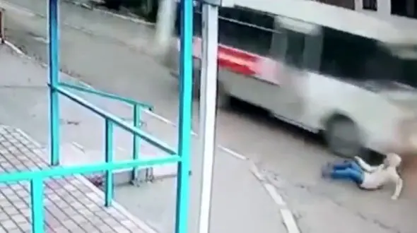 فرار معجزه آسای یک دختر از مرگ+فیلم