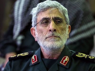 عکس سفر در زمان /  «سردار قاآنی در لحظه دریافت درجه سرتیپی» /  دهه 70