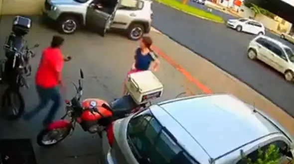 مرد باهوش جلوی یک فاجعه بزرگ در خیابان را گرفت / زن سر به هوا شوکه شد + فیلم