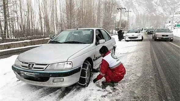سایه وحشت بر سر ۳۰۰  کوهرنگی در برف نیم متری /  تکاپو برای زنده ماندن در ماشین های یخ زده!