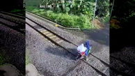 فیلم فرار معجزه آسای مادر و دختر دانش آموزش از له شدن زیر قطار