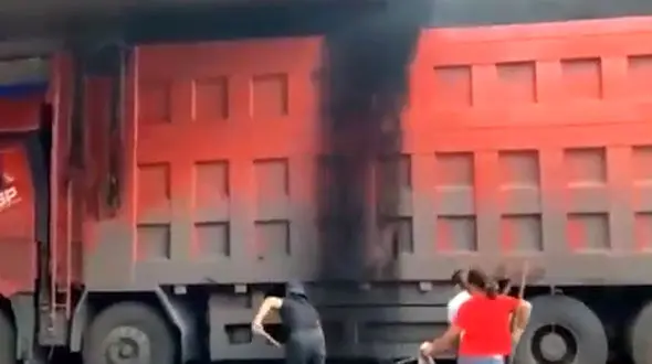 جمع آوری سرریز زغال سنگ توسط زنان چینی + فیلم