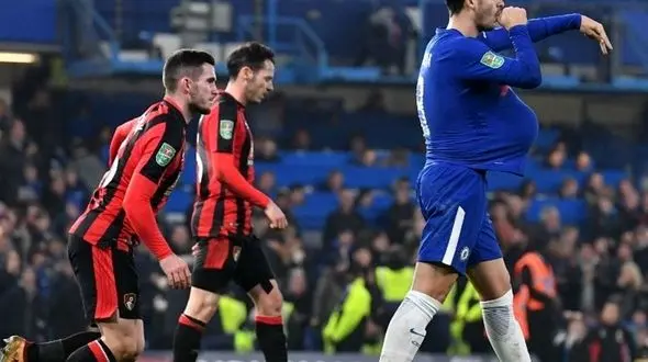 فوتبالیست مشهور به خاطر همسر باردارش کارت زرد گرفت! + عکس 