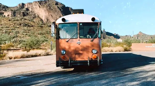 زندگی زیبای عروس و داماد در خانه اتوبوسی ! + 5 عکس شگفت انگیز