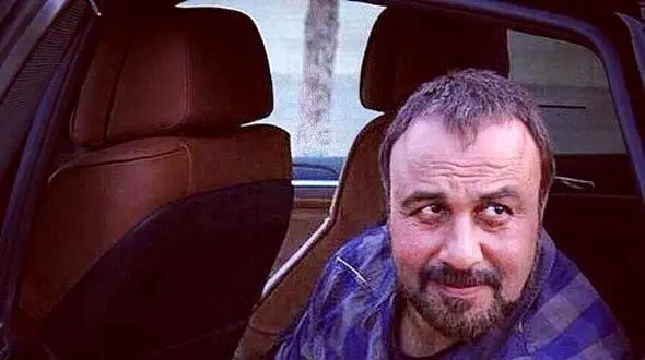 فیلم / رضا عطاران: بنز نمی پسندم صندلیاش خشکه باربند هم نمیشه بست اینا نقطه ضعف ماشینه، ماشین باید رخ داشته باشه