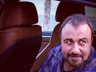فیلم / رضا عطاران: بنز نمی پسندم صندلیاش خشکه باربند هم نمیشه بست اینا نقطه ضعف ماشینه، ماشین باید رخ داشته باشه