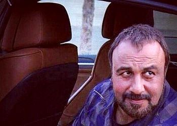 فیلم / رضا عطاران: بنز نمی پسندم صندلیاش خشکه باربند هم نمیشه بست اینا نقطه ضعف ماشینه، ماشین باید رخ داشته باشه