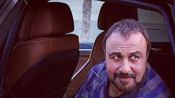 فیلم / رضا عطاران: بنز نمی پسندم صندلیاش خشکه باربند هم نمیشه بست اینا نقطه ضعف ماشینه، ماشین باید رخ داشته باشه