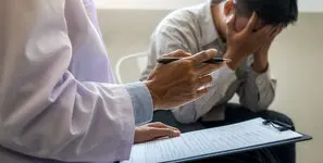 برای درمان افسردگی به چه دکتری مراجعه کنیم ؟