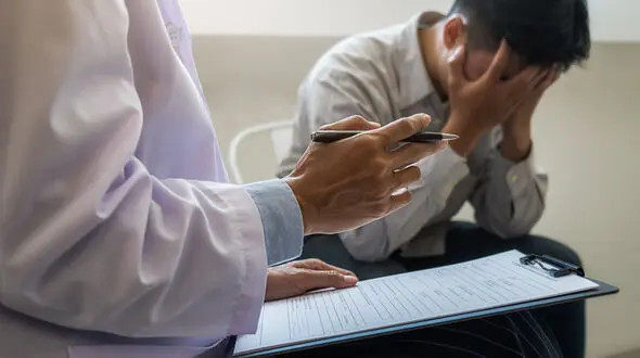 برای درمان افسردگی به چه دکتری مراجعه کنیم ؟