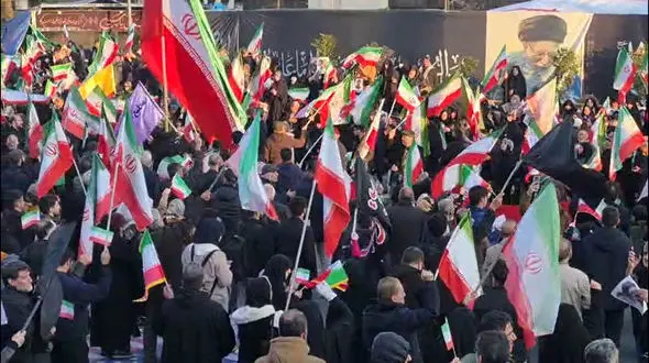 فیلم حضور پرشور مردم در میدان انقلاب تهران / فتنه های دشمن بی اثر است