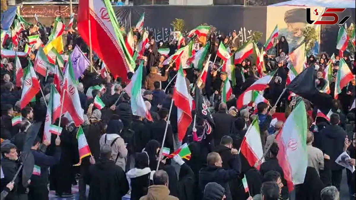 فیلم حضور پرشور مردم در میدان انقلاب تهران / فتنه های دشمن بی اثر است