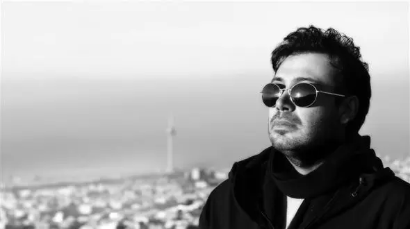 دانلود آهنگ ﭘﻠﮏ ﻣﻴﺒﻨﺪم ﻣﻴﻮن ﮔﺮﻳﻪ ﻫﺎی ﺑﻰ اراده ام از چاوشی