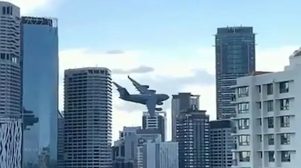فیلم عبور جالب هواپیمای نظامی از بین ساختمان های بلند / در استرالیا رخ داد