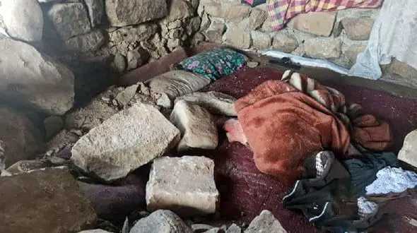 فیلم لحظه جا به جا شدن تیربرق در زلزله/ در کوهرنگ رخ داد