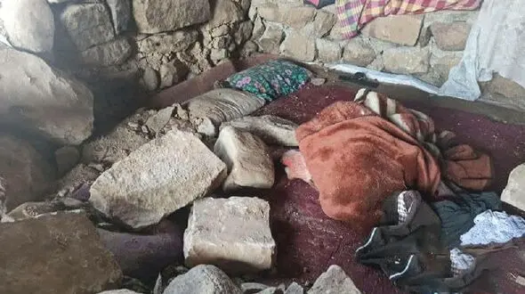 فیلم لحظه جا به جا شدن تیربرق در زلزله/ در کوهرنگ رخ داد