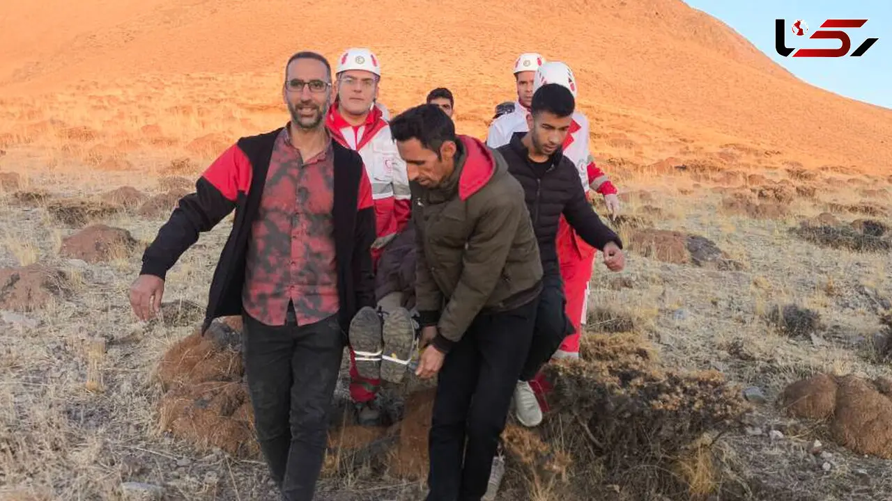 نجات جان کوهنورد آسیب دیده در دیواره سنگی توسط نیروهای عملیاتی هلال‌احمر شهرستان آذرشهر