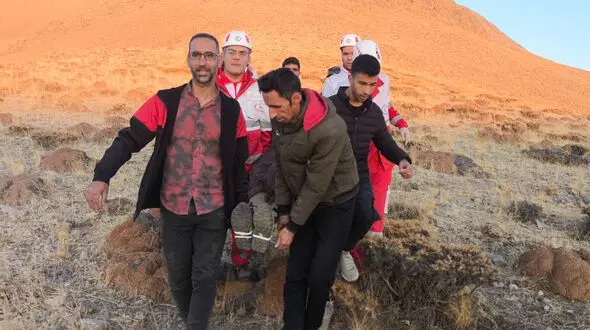 نجات جان کوهنورد آسیب دیده در دیواره سنگی توسط نیروهای عملیاتی هلال‌احمر شهرستان آذرشهر