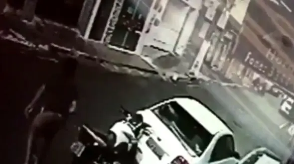 فرار راکب موتور پس از تصادف وحشتناک با خودرو + فیلم