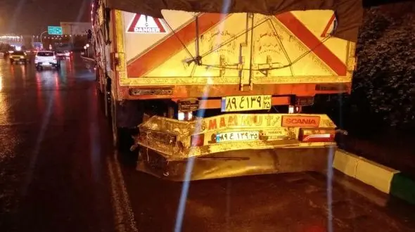 تصادف شدید در مشهد / برخورد پراید با تریلی در میدان جهاد